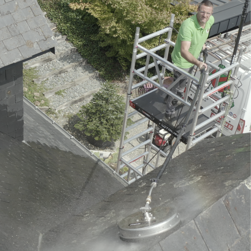 Nettoyage de toiture en Mayenne : une méthode moderne pour un toit toujours propre